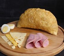 Чебурек с сыром, ветчиной и яйцом