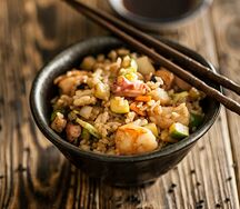 Вок Рис с морепродуктами и овощами