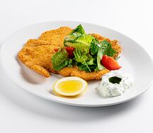 Миланезе из курицы с микс-салатом и соусом дзадзики 