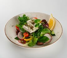 Салат с овощами и сыром фета