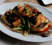 Камбала с перцем, сельдереем, брокколи и соусом чили