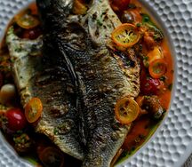 Сибас с соусом ромеско, брокколи и оливками