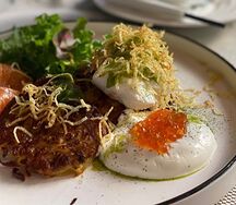 Драники картофельные с лососем и яйцом пашот