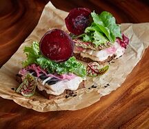 Сморреброды с соленой скумбрией и соусом вителло
