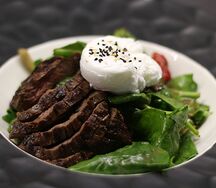 Стейк-салат с мраморной говядиной, маринованным перцем и шпинатом