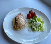 Куриная грудка, запеченная с сыром, салат Греческий и морс клюквенный