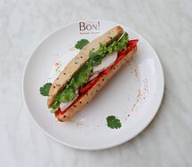 Багет с курицей и соусом Ромеско