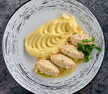 Кнели из щуки с крабом, картофельным пюре и соусом польским