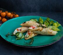 Блинный ролл с творожным сыром и лососем