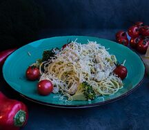 Спагетти с курицей и брокколи