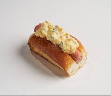 Хот-дог с кукурузой в сырном соусе
