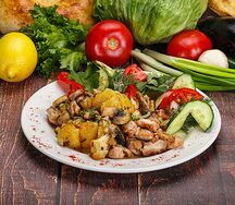 Жареная курица с грибами и картошкой