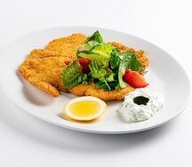 Миланезе из курицы с микс-салатом и соусом дзадзики