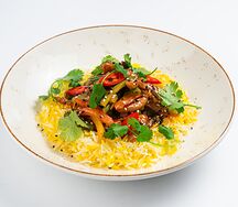 Курица терияки с овощами и рисом с шафраном