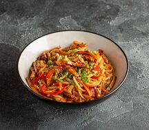 Wok с овощами и курицей Чили