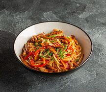 Wok с овощами и курицей Терияки