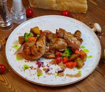 Фермерский цыпленок с овощным гарниром