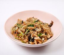 Лапша по-сингапурски с курицей и креветками