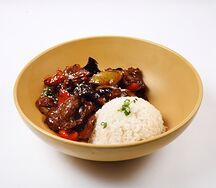 Говядина в кокосовом соусе с рисом на пару