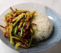 Жареная свинина с чили-перцем и рис на пару