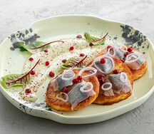 Сырно-картофельные драники с копченой сельдью