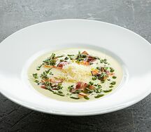 Сырно-картофельный крем-суп с беконом и песто