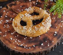 Немецкий брецель с сырным соусом