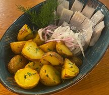 Селёдочка с картофелем и маринованным лучком