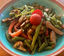 Фасоль стручковая с телятиной и грибами