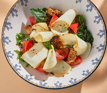 Теплый салат с цыпленком и сулугуни