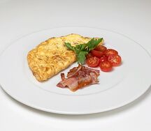 Омлет из 3-х яиц с тостами и зеленым маслом