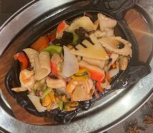 Морской коктейль на горячей сковородке