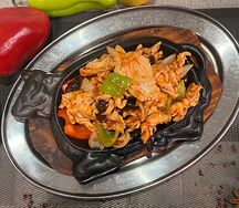 Курица на горячей сковороде