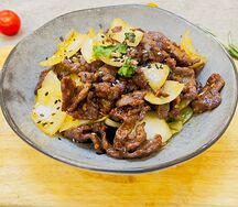 Жареная баранина с луком 