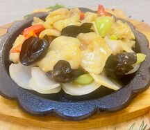 Рыба на горячей сковородке