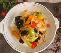 Судак с фруктами и овощами в кисло-сладком соусе 