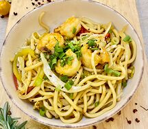 Жареная лапша с креветками 