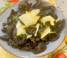 Жареный бамбук с древесными грибами