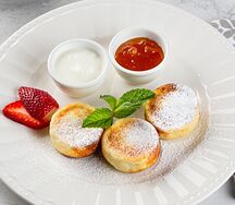 Сырники с абрикосовым джемом и фермерской сметаной 
