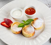 Сырники с абрикосовым джемом и фермерской сметаной 