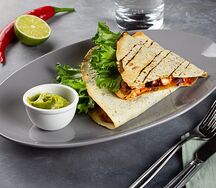 Кесадилья с гуаккамоле и овощами 