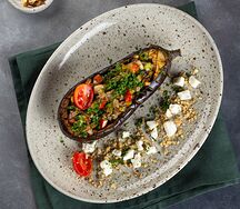 Баклажан, фарширванный овощами с брынзой