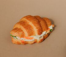 Сэндвич круассан с курицей