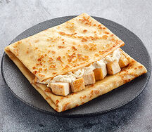 Блин с томлёной куриной грудкой и соусом