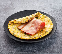 Омлет с беконом, грибами и луком