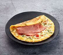 Омлет с помидорами, ветчиной и сыром