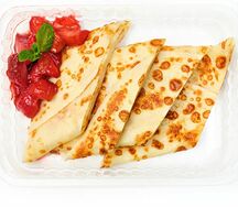 Блин с клубникой