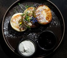 Домашние сырники с вишней