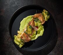 Куриное бедро с мятым картофелем