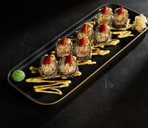 Кранч-ролл с угрем, лососем, яблоком, клубникой